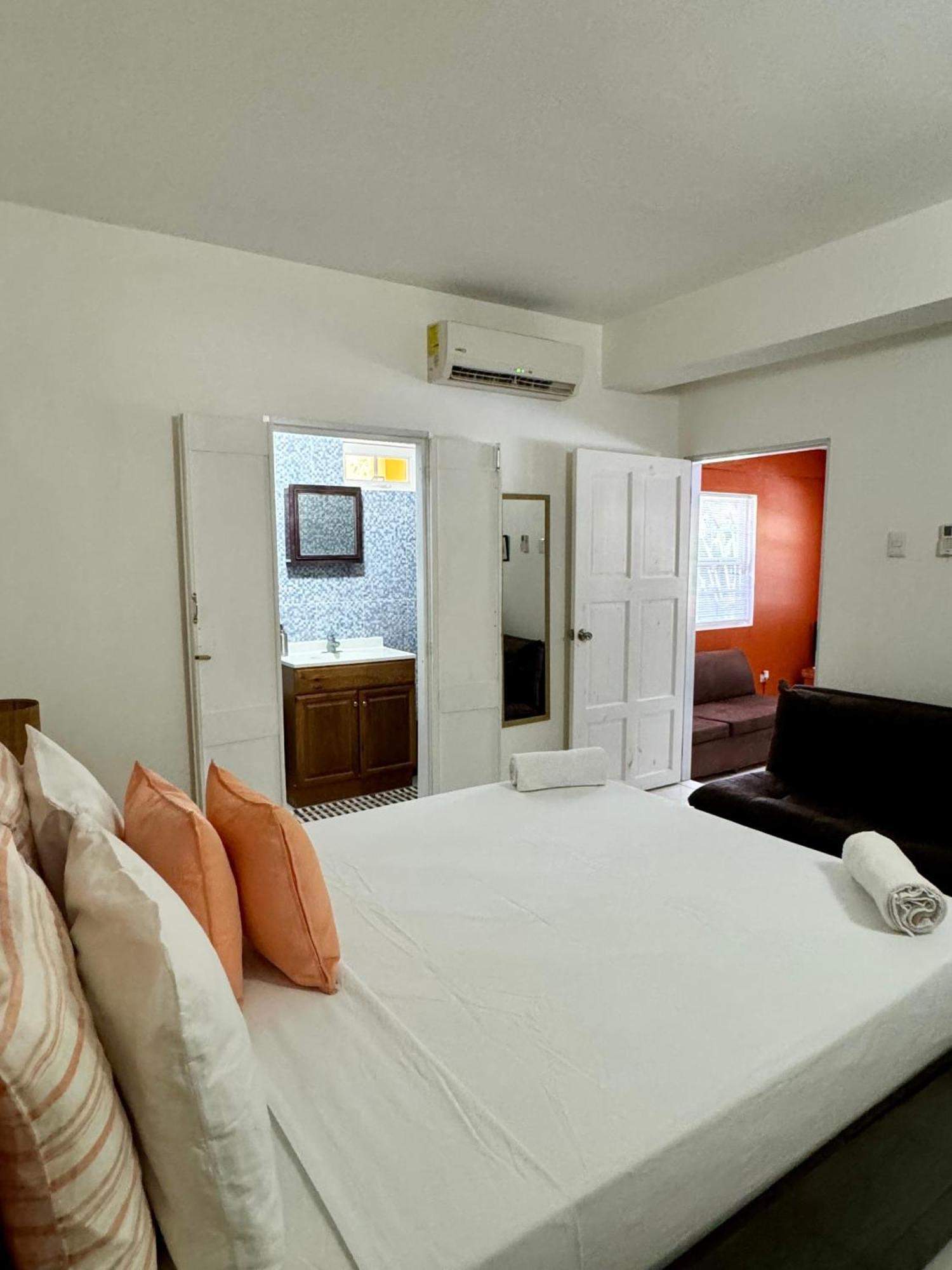 Tropical Apartments Tobago สการ์โบโร ภายนอก รูปภาพ